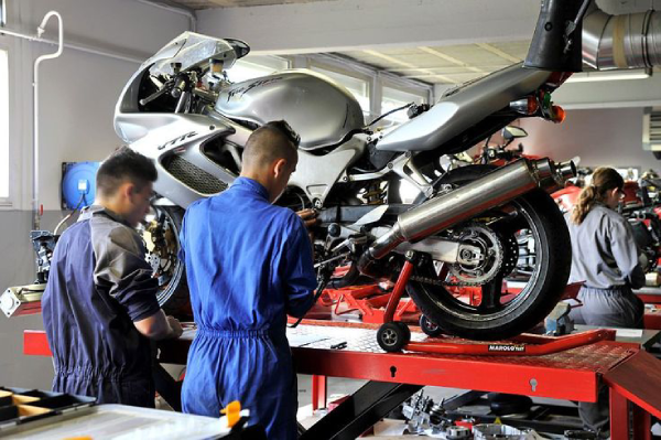 Tim teknisi Jasa Service Motor